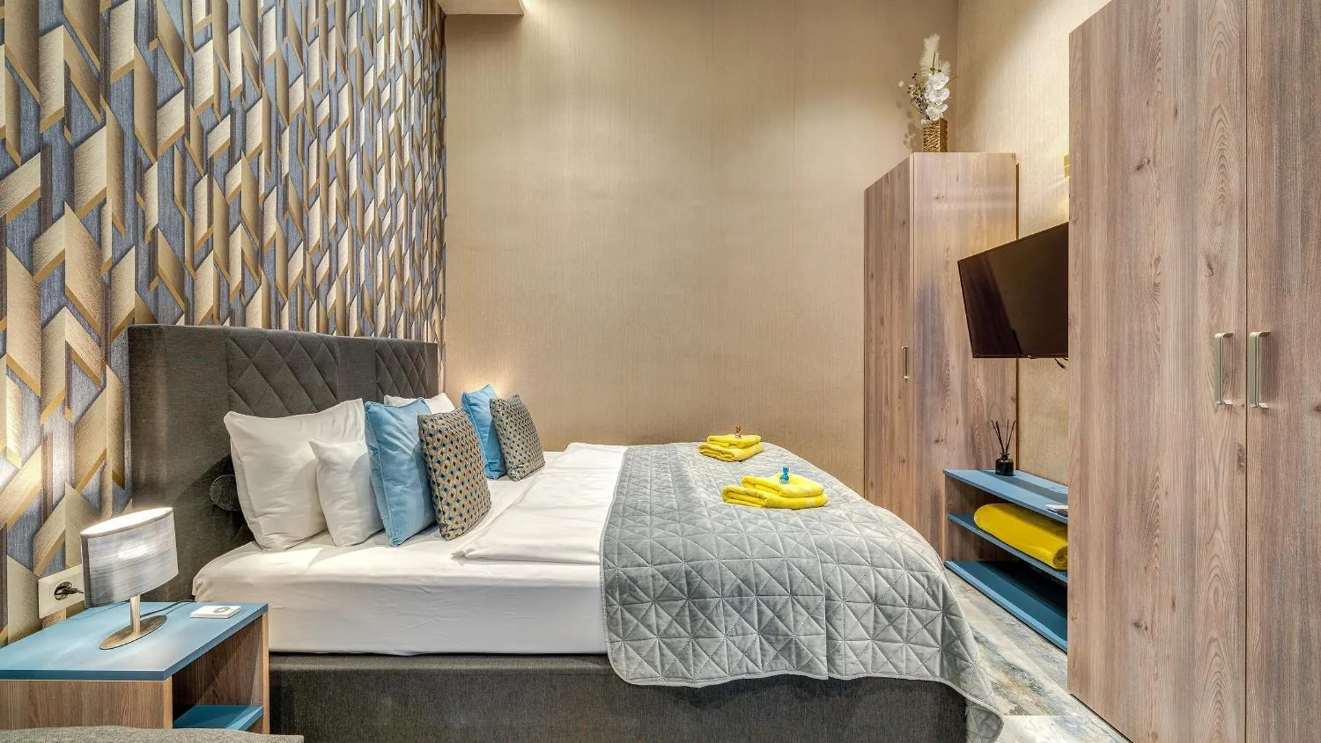 Budapest Magic Blue In Downtown Apartment
