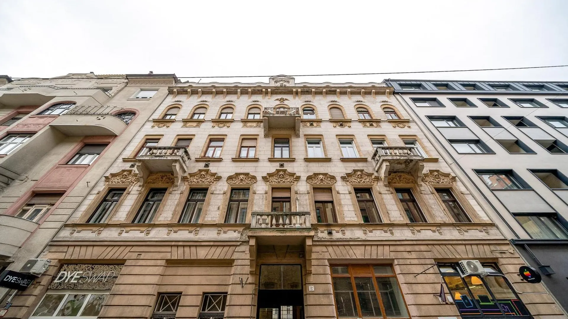 Budapest Magic Blue In Downtown Apartment